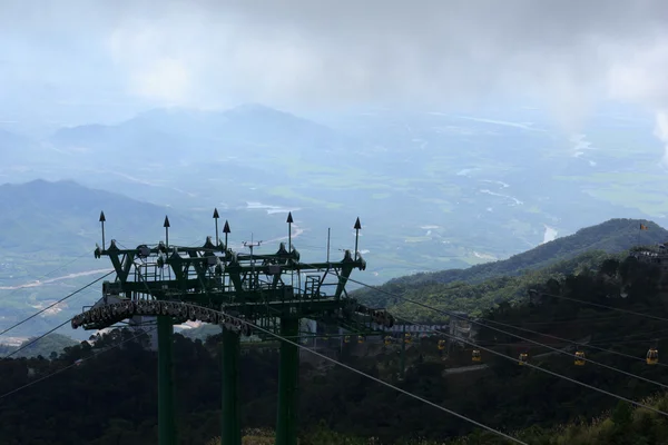 DANANG,VIETNAM - JULY 15: Tourists passenger cable car up the beautiful views on the mountain on July 15,2014 in Danang,vietnam — Stock Photo, Image