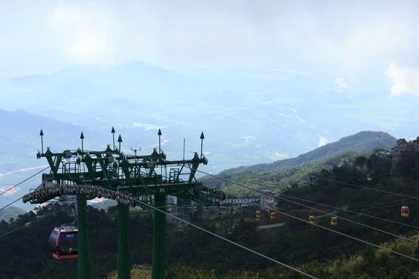 DANANG, VIETNAM - 15 JUILLET : Le 15 juillet 2014 à Danang, Vietnam, les touristes remontent les magnifiques vues sur la montagne en téléphérique — Photo