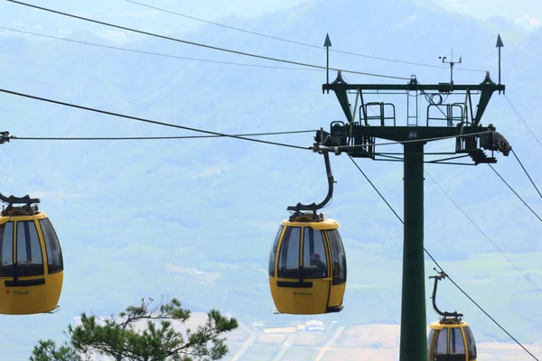 DANG, VIETNAM - JULIO 15: Turistas teleférico de pasajeros hasta las hermosas vistas de la montaña el 15 de julio 2014 en Danang, Vietnam — Foto de Stock