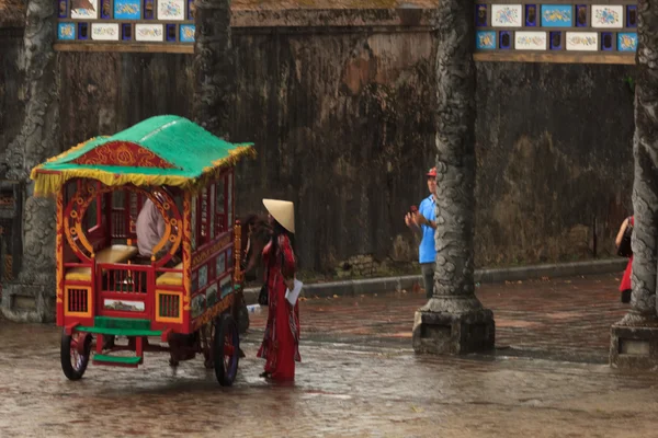 HUE, VIETNAM - JULHO 12: Tarifas de pechincha turística para próprias carruagens em julho 12,2014 em Hue, Vietnã — Fotografia de Stock