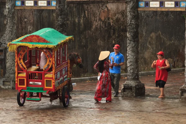 Hue, vietnam - 12 Temmuz: turist pazarlık biletlerin kendi arabaları Temmuz tarihinde 12,2014 içinde hue, vietnam