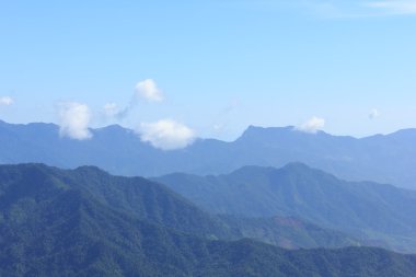 güzel dağlar ve mavi gökyüzü