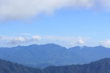 güzel dağlar ve mavi gökyüzü