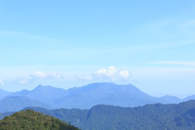 güzel dağlar ve mavi gökyüzü