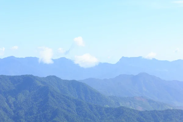 美丽的山脉和蓝蓝的天空 — 图库照片