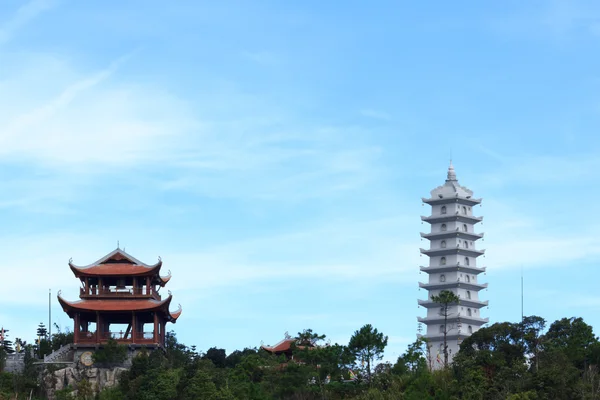 Hermosa pagoda con cielo azul — Foto de Stock