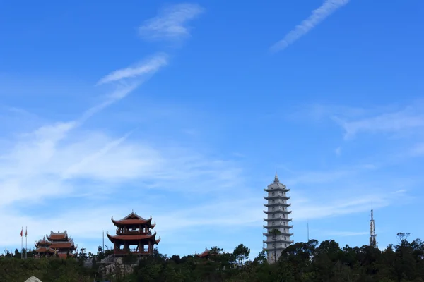 Hermosa pagoda con cielo azul — Foto de Stock