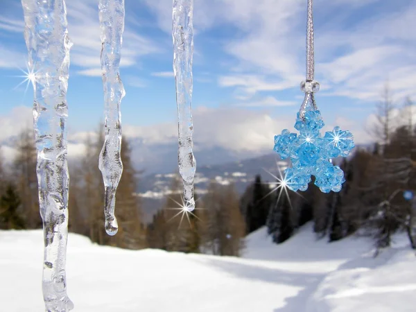 Icicles con perlas de cristal azul estrella — Foto de Stock