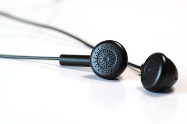 Beyaz üstüne siyah kulaklık