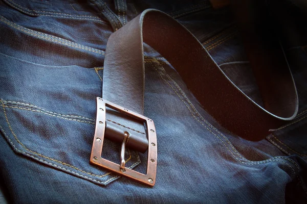 Cinturón de cuero sobre un par de jeans — Foto de Stock