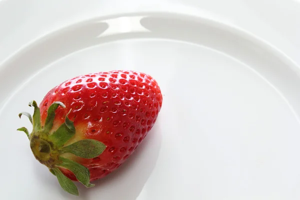 Strawberrie çanak üzerinde — Stok fotoğraf