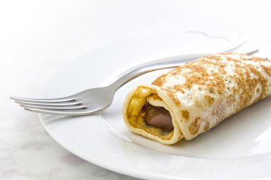 Krep yemek üzerinde