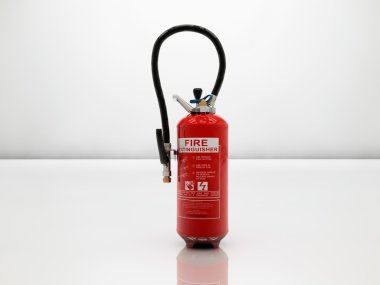 beyaz üzerine yangın söndürücü