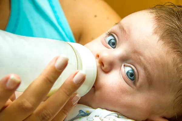 Mom feeding her baby — Stock Photo, Image