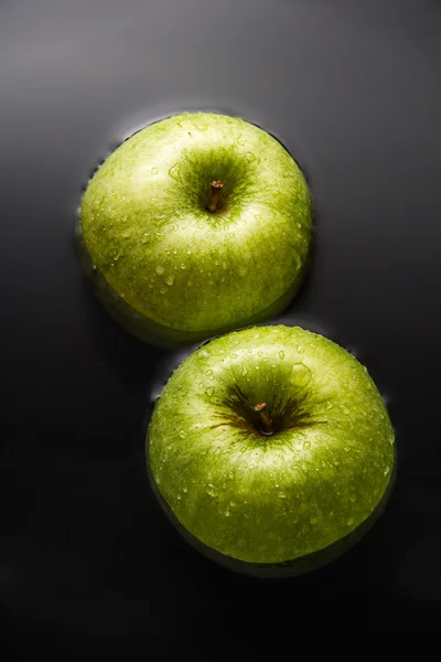Su iki elma — Stok fotoğraf