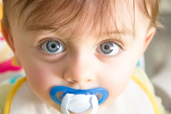 Bambino con ciuccio — Foto Stock