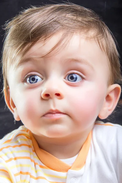 Niño mirando hacia otro lado — Foto de Stock