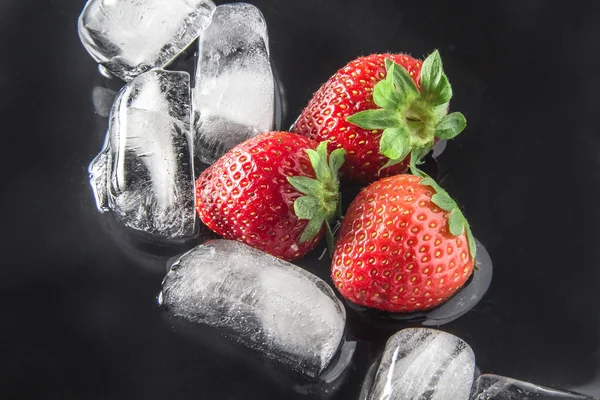 Fresas con hielo —  Fotos de Stock