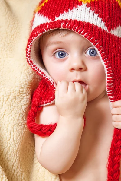 Bebé en capó rojo —  Fotos de Stock