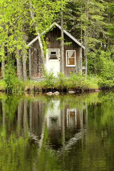 Domek nad jeziorem — Zdjęcie stockowe