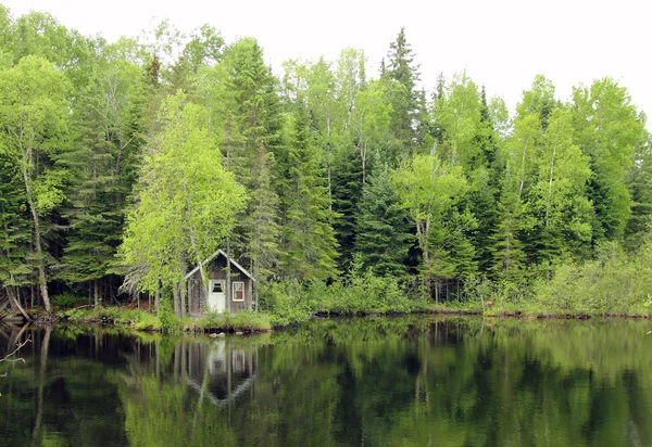 Malý domek u jezera — Stock fotografie