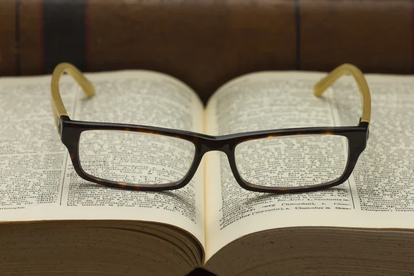 Livro e óculos — Fotografia de Stock