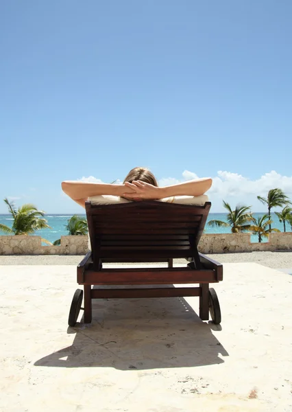 Watching the ocean — Stock Photo, Image