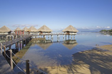 su üzerinde bungalov