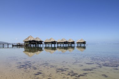 su üzerinde bungalov