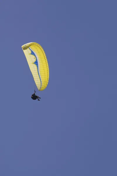 Yellow parachute — Stock Photo, Image