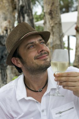 beyaz şarap ile mutlu