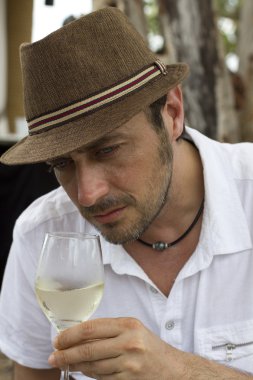 beyaz şarap ile mutlu