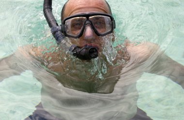 lagün içinde snorkeler