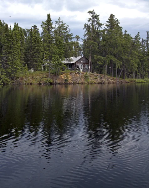 Cabine in het wild — Stockfoto