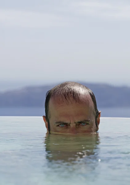 Hombre en la piscina —  Fotos de Stock