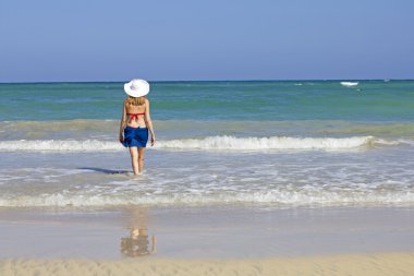 kadının önünde deniz