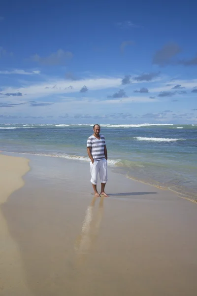 Hombre en la playa — Foto de Stock