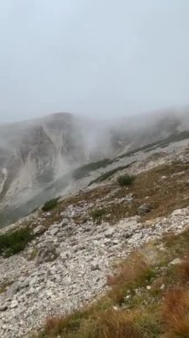 Tre Cime di Lavaredo 'nun dağ tırmanışçısı. İklimli kar yağışı sırasında. İtalyan dolomitlerinde meşhur bir patika..