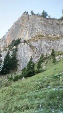 Lucerne İsviçre yakınlarındaki Pilatus Dağı 'nın en dik dişli tekerleklerinden birinin camına bakıyorum.