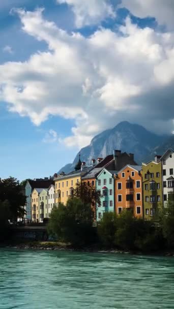 Inn River Időrendje Innsbruckban Ausztria Ahogy Felhők Forgalom Halad Függőleges — Stock videók