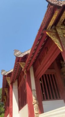 Wat Phra Singh Woramahawihan dikey açıdan çekim yapıyor. Kuzey Tayland, Chiang Mai 'deki ünlü Budist tapınağı..