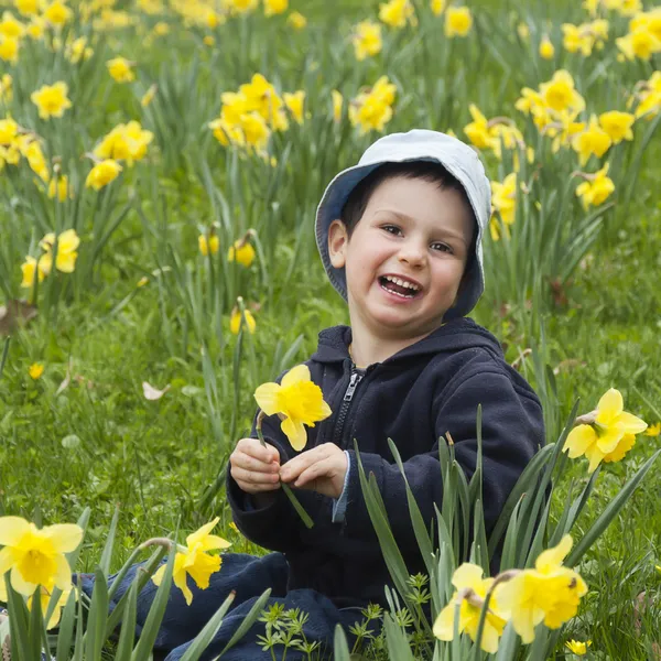 Child with daffodils — Stock Photo, Image