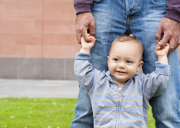 Baby first steps — Stock Photo, Image