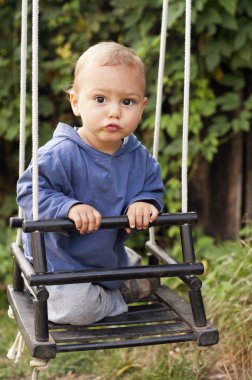 Salıncaktaki çocuk