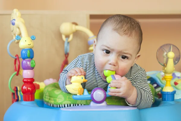 Baby eller småbarn i dörrvakt — Stockfoto