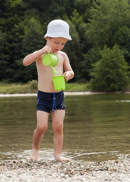 Kind spelen in rivier — Stockfoto