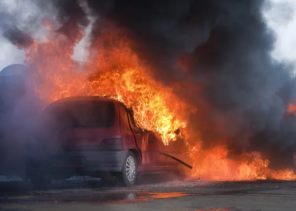 Carro em chamas — Fotografia de Stock