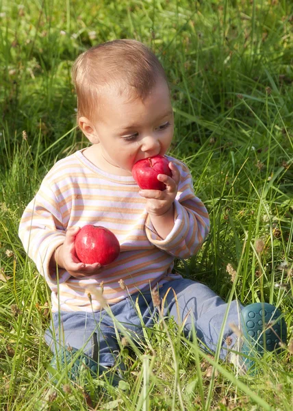 Barnet äta äpple — Stockfoto