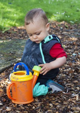 sulama olabilir ile oynayan çocuk
