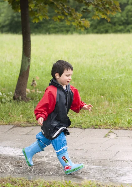 Bambino in pozzanghera — Foto Stock